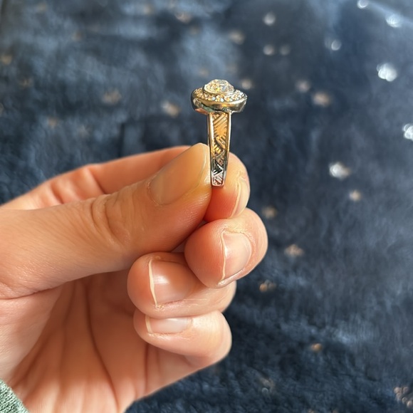 Swarovski touchstone opalescent ring. - Picture 4 of 4